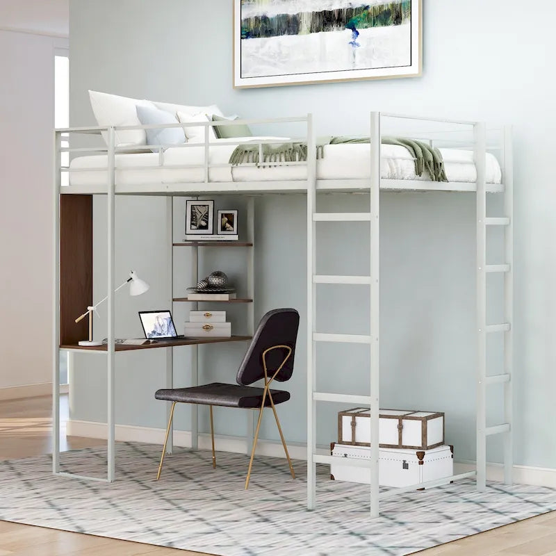 Lit mezzanine simple en métal avec bureau en MDF, étagère d'angle à 2 niveaux, deux échelles et des garde-corps verticaux sur toute la longueur