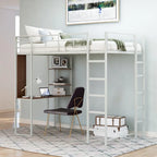 Lit mezzanine simple en métal avec bureau en MDF, étagère d'angle à 2 niveaux, deux échelles et des garde-corps verticaux sur toute la longueur