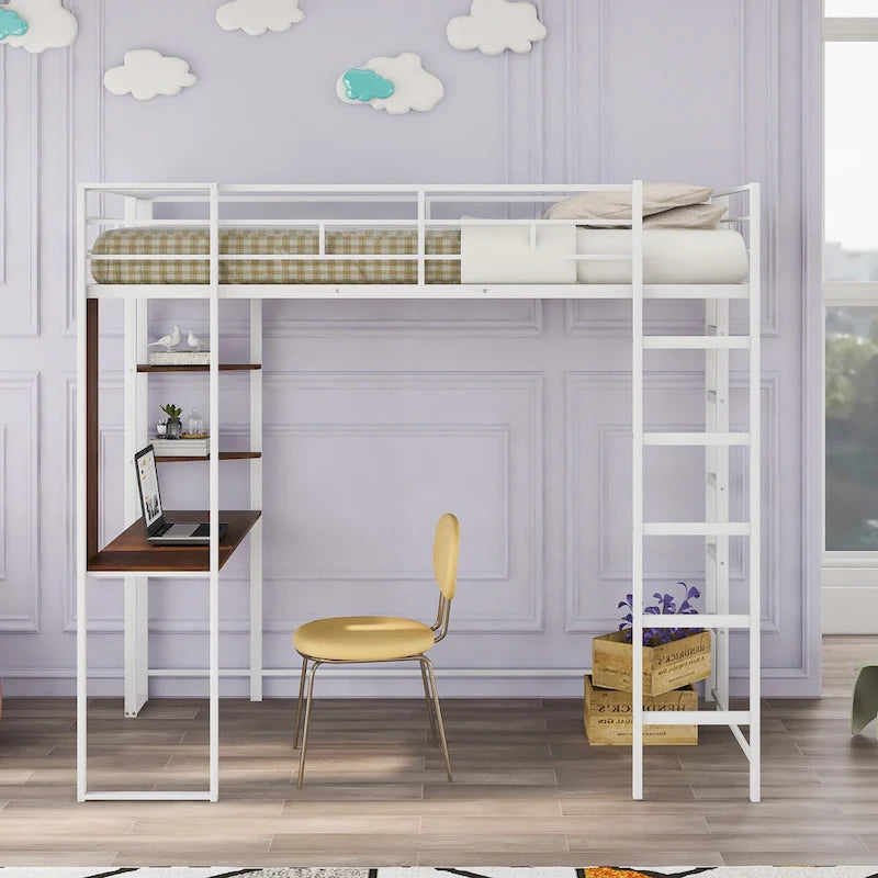 Lit mezzanine simple en métal avec bureau en MDF, étagère d'angle à 2 niveaux, deux échelles et des garde-corps verticaux sur toute la longueur