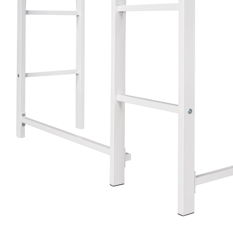 Lit mezzanine simple en métal avec bureau en MDF, étagère d'angle à 2 niveaux, deux échelles et des garde-corps verticaux sur toute la longueur