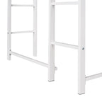 Lit mezzanine simple en métal avec bureau en MDF, étagère d'angle à 2 niveaux, deux échelles et des garde-corps verticaux sur toute la longueur