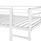 Lit mezzanine simple en métal avec bureau en MDF, étagère d'angle à 2 niveaux, deux échelles et des garde-corps verticaux sur toute la longueur