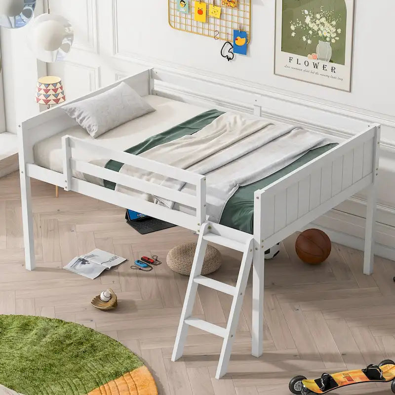 Lit mezzanine bas en bois massif blanc de taille normale avec échelle et barrière, et support à lattes en bois pour chambre à coucher