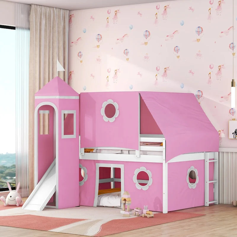 Lit mezzanine château en bois massif pleine grandeur rose avec tente à couverture complète, tour cylindrique gauche, toboggan gauche, découpes de fenêtre en forme de fleur et échelle inclinée droite
