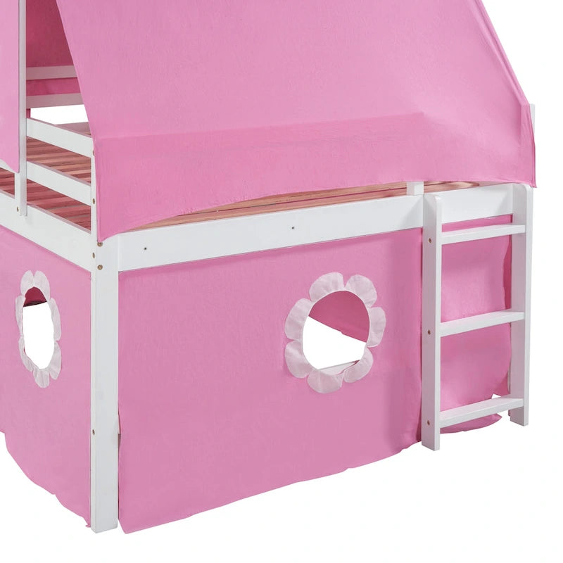Lit mezzanine château en bois massif pleine grandeur rose avec tente à couverture complète, tour cylindrique gauche, toboggan gauche, découpes de fenêtre en forme de fleur et échelle inclinée droite