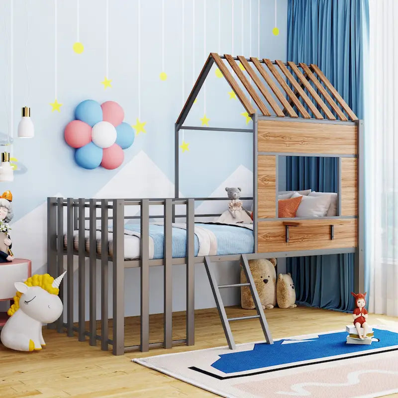 Lit mezzanine maison en métal gris de taille double avec toit en bois, fenêtre et barrière de sécurité