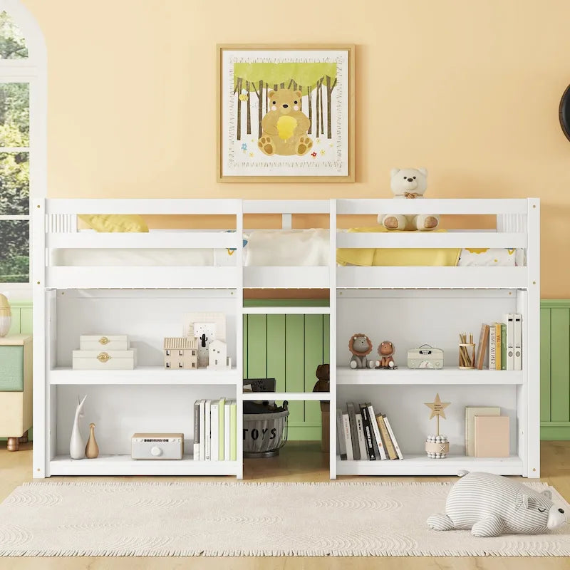 Lit mezzanine bas blanc en bois massif, taille double, avec échelle centrale, deux étagères latérales à deux niveaux, bande LED et espace de jeu sous le lit