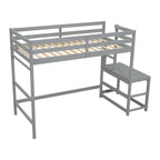 Lit mezzanine haut gris en pin massif pour jumeaux avec tringle à gauche et échelle verticale, plate-forme d'atterrissage à droite avec rail de rangement et échelle inclinée