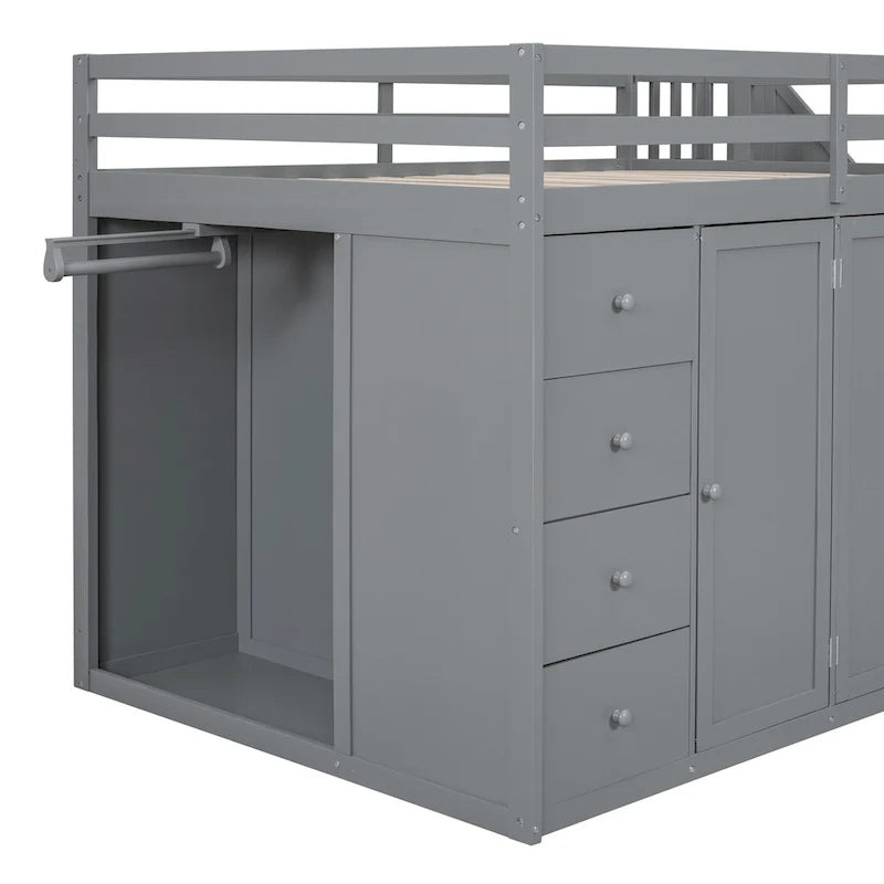 Lit mezzanine gris en pin massif de taille double avec armoire ouverte, unité à 4 tiroirs, armoire à deux portes et escalier de rangement côté droit.