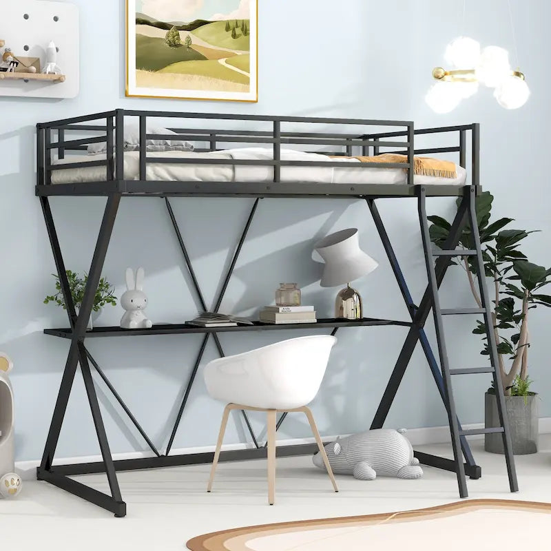 Lit mezzanine simple en métal noir avec structure en X, bureau intégré, échelle inclinée à droite et garde-corps complets