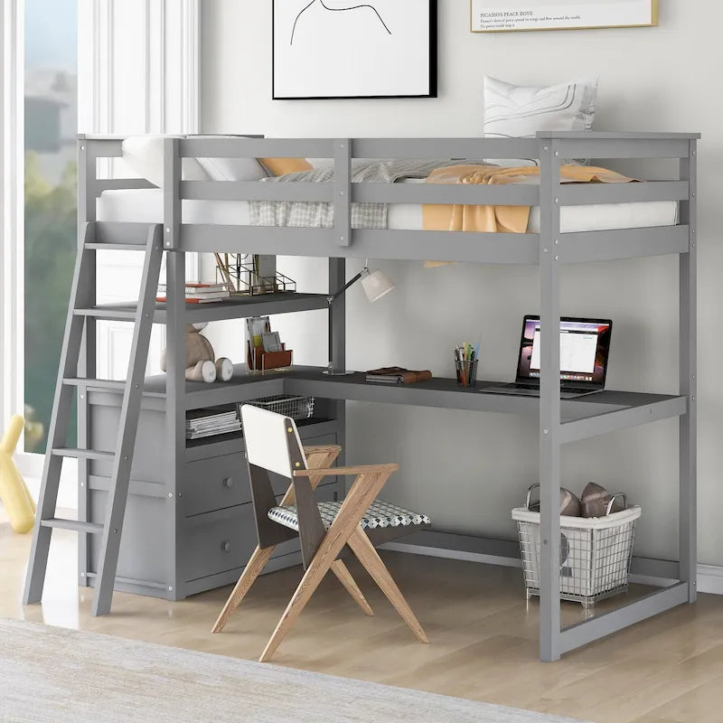 Lit mezzanine en pin massif, taille simple, avec échelle inclinée à gauche, bureau en L pleine largeur, étagère à mi-hauteur et 3 tiroirs côté gauche