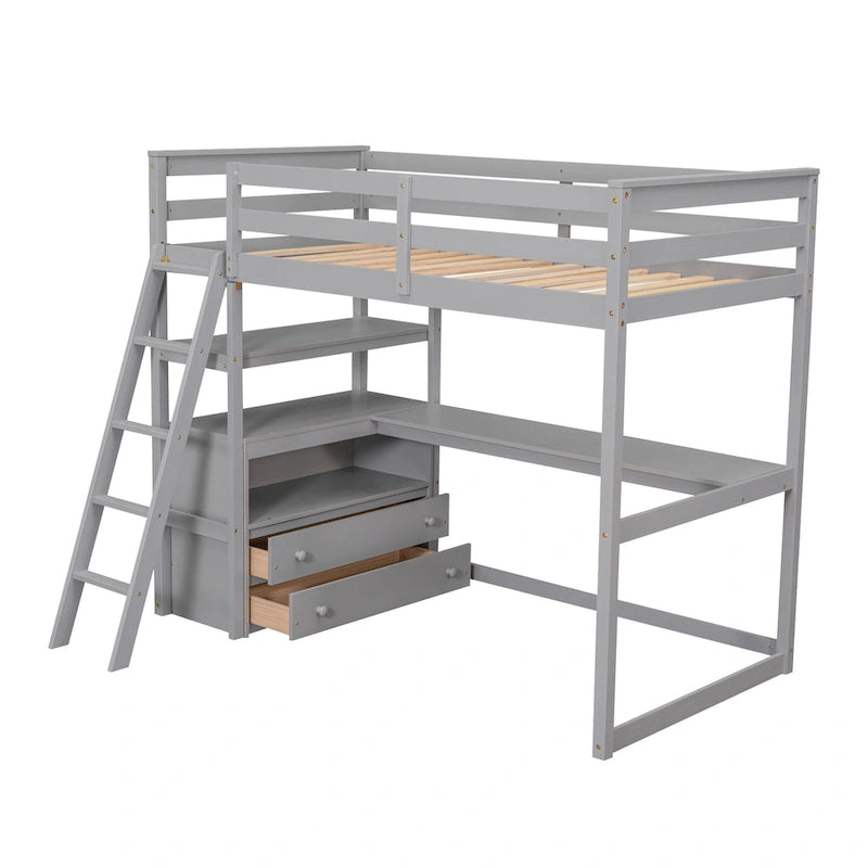 Lit mezzanine en pin massif, taille simple, avec échelle inclinée à gauche, bureau en L pleine largeur, étagère à mi-hauteur et 3 tiroirs côté gauche