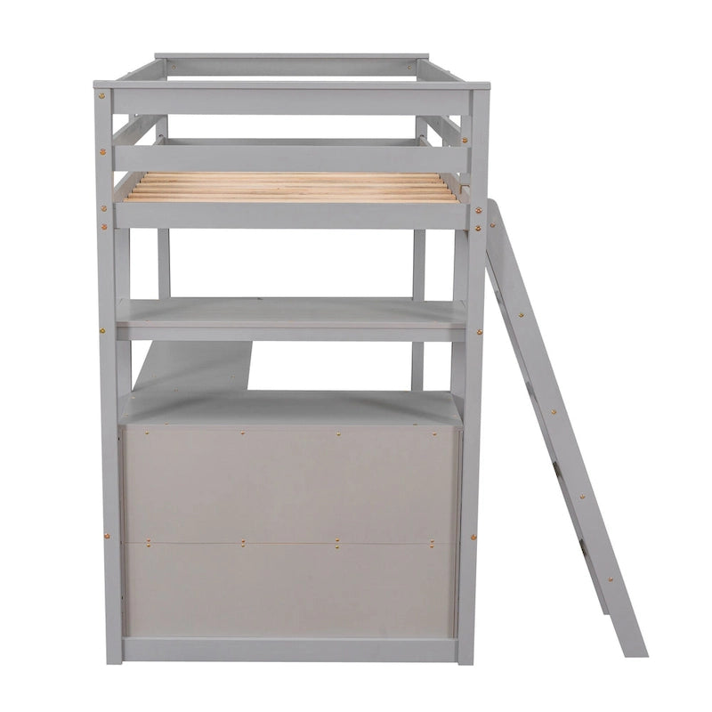 Lit mezzanine en pin massif, taille simple, avec échelle inclinée à gauche, bureau en L pleine largeur, étagère à mi-hauteur et 3 tiroirs côté gauche