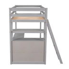 Lit mezzanine en pin massif, taille simple, avec échelle inclinée à gauche, bureau en L pleine largeur, étagère à mi-hauteur et 3 tiroirs côté gauche