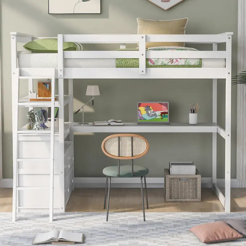 Lit mezzanine en pin massif, taille simple, avec échelle inclinée à gauche, bureau en L pleine largeur, étagère à mi-hauteur et 3 tiroirs côté gauche