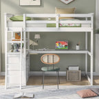 Lit mezzanine en pin massif, taille simple, avec échelle inclinée à gauche, bureau en L pleine largeur, étagère à mi-hauteur et 3 tiroirs côté gauche