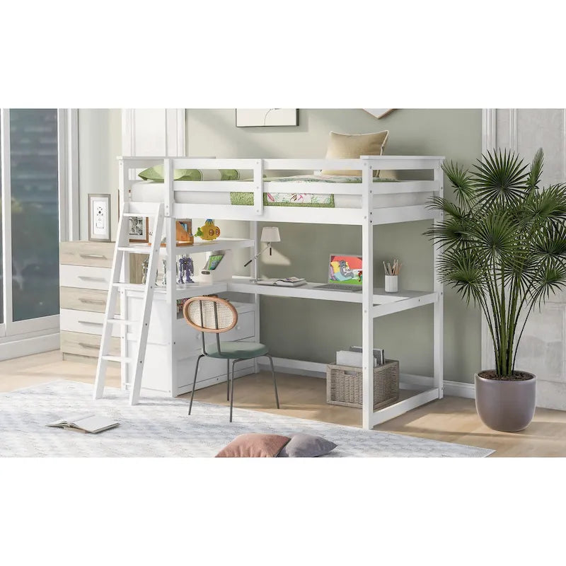 Lit mezzanine en pin massif, taille simple, avec échelle inclinée à gauche, bureau en L pleine largeur, étagère à mi-hauteur et 3 tiroirs côté gauche