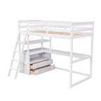 Lit mezzanine en pin massif, taille simple, avec échelle inclinée à gauche, bureau en L pleine largeur, étagère à mi-hauteur et 3 tiroirs côté gauche