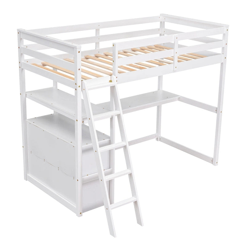 Lit mezzanine en pin massif, taille simple, avec échelle inclinée à gauche, bureau en L pleine largeur, étagère à mi-hauteur et 3 tiroirs côté gauche