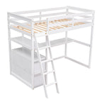 Lit mezzanine en pin massif, taille simple, avec échelle inclinée à gauche, bureau en L pleine largeur, étagère à mi-hauteur et 3 tiroirs côté gauche