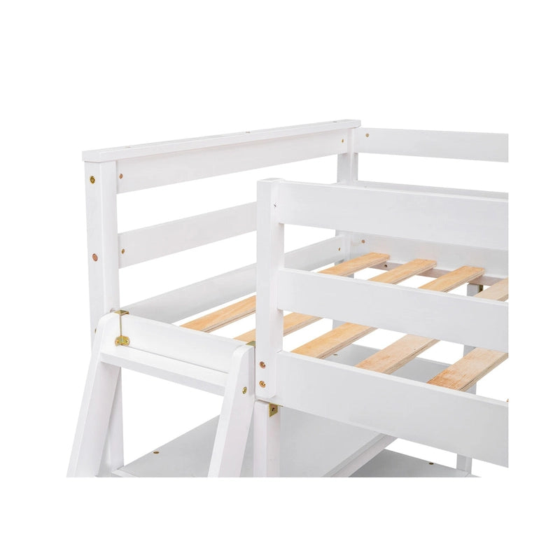 Lit mezzanine en pin massif, taille simple, avec échelle inclinée à gauche, bureau en L pleine largeur, étagère à mi-hauteur et 3 tiroirs côté gauche