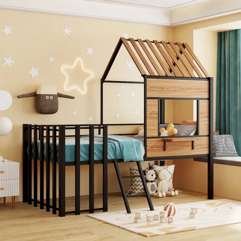 Lit mezzanine maison noir en métal et bois de taille double avec toit à lattes, panneau de fenêtre côté droit, échelle inclinée et garde-corps verticaux intégraux