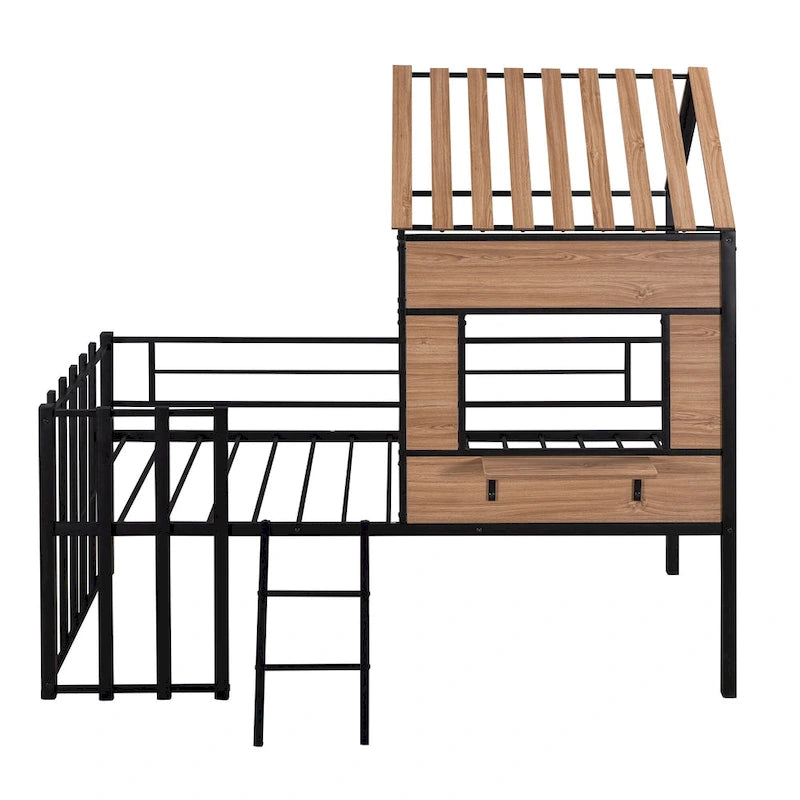 Lit mezzanine maison noir en métal et bois de taille double avec toit à lattes, panneau de fenêtre côté droit, échelle inclinée et garde-corps verticaux intégraux
