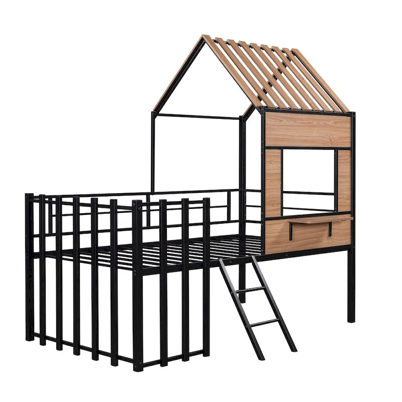 Lit mezzanine maison noir en métal et bois de taille double avec toit à lattes, panneau de fenêtre côté droit, échelle inclinée et garde-corps verticaux intégraux