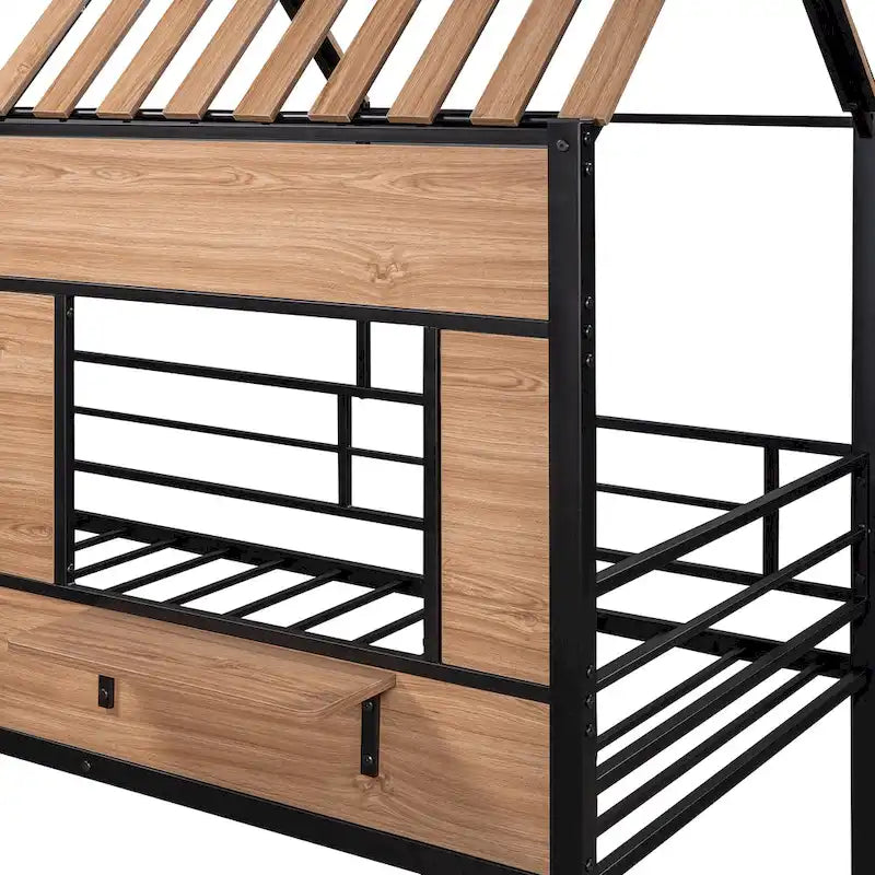Lit mezzanine maison noir en métal et bois de taille double avec toit à lattes, panneau de fenêtre côté droit, échelle inclinée et garde-corps verticaux intégraux