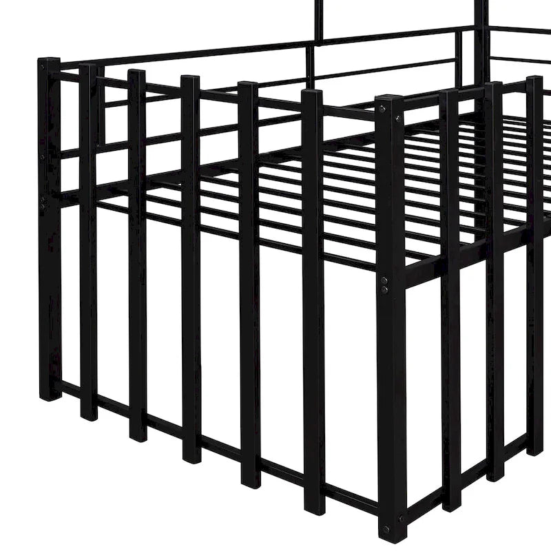 Lit mezzanine maison noir en métal et bois de taille double avec toit à lattes, panneau de fenêtre côté droit, échelle inclinée et garde-corps verticaux intégraux