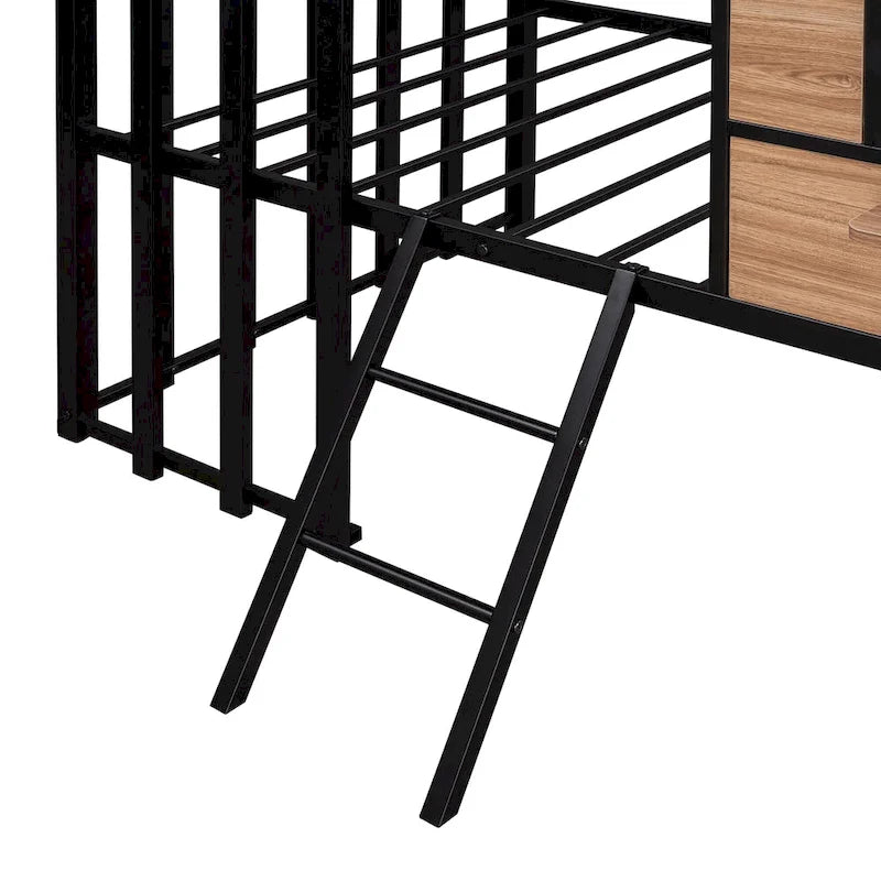 Lit mezzanine maison noir en métal et bois de taille double avec toit à lattes, panneau de fenêtre côté droit, échelle inclinée et garde-corps verticaux intégraux