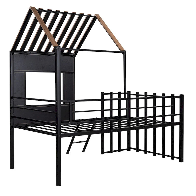 Lit mezzanine maison noir en métal et bois de taille double avec toit à lattes, panneau de fenêtre côté droit, échelle inclinée et garde-corps verticaux intégraux