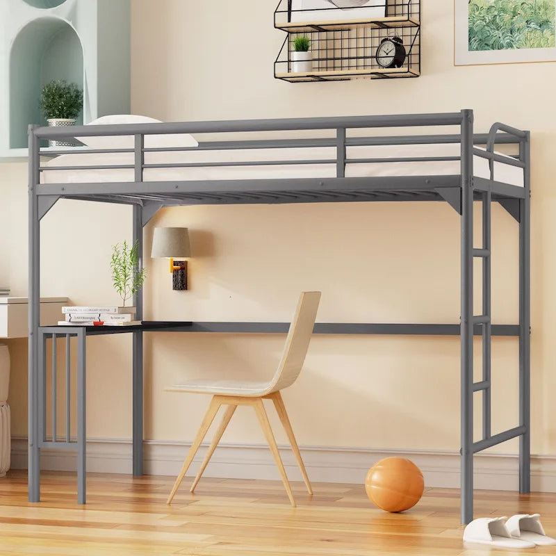 Lit mezzanine double en métal argenté avec bureau intégré, échelle à droite et garde-corps complets