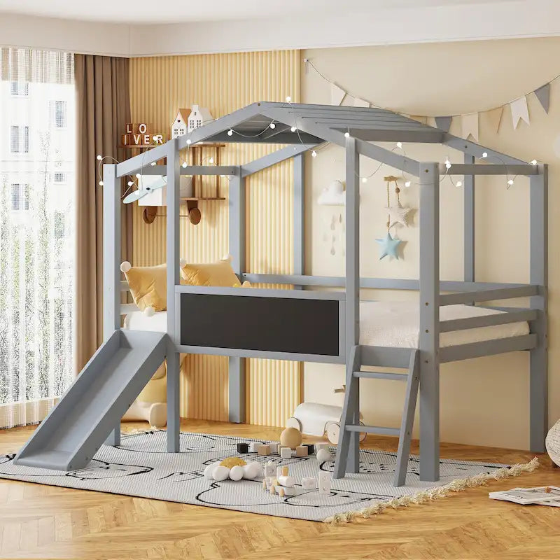 Lit mezzanine cabane en bois gris pour jumeaux avec cadre de toit, toboggan côté gauche, panneau tableau noir avant et échelle inclinée côté droit
