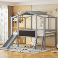 Lit mezzanine cabane en bois gris pour jumeaux avec cadre de toit, toboggan côté gauche, panneau tableau noir avant et échelle inclinée côté droit
