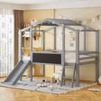 Lit mezzanine cabane en bois gris pour jumeaux avec cadre de toit, toboggan côté gauche, panneau tableau noir avant et échelle inclinée côté droit