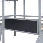 Lit mezzanine cabane en bois gris pour jumeaux avec cadre de toit, toboggan côté gauche, panneau tableau noir avant et échelle inclinée côté droit