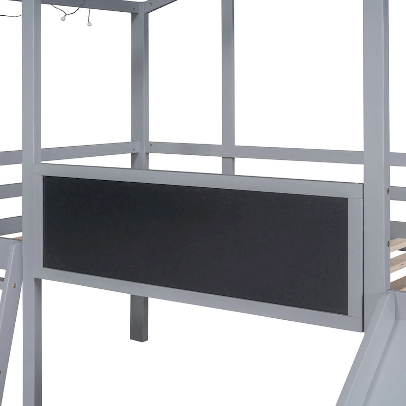Lit mezzanine cabane en bois gris pour jumeaux avec cadre de toit, toboggan côté gauche, panneau tableau noir avant et échelle inclinée côté droit