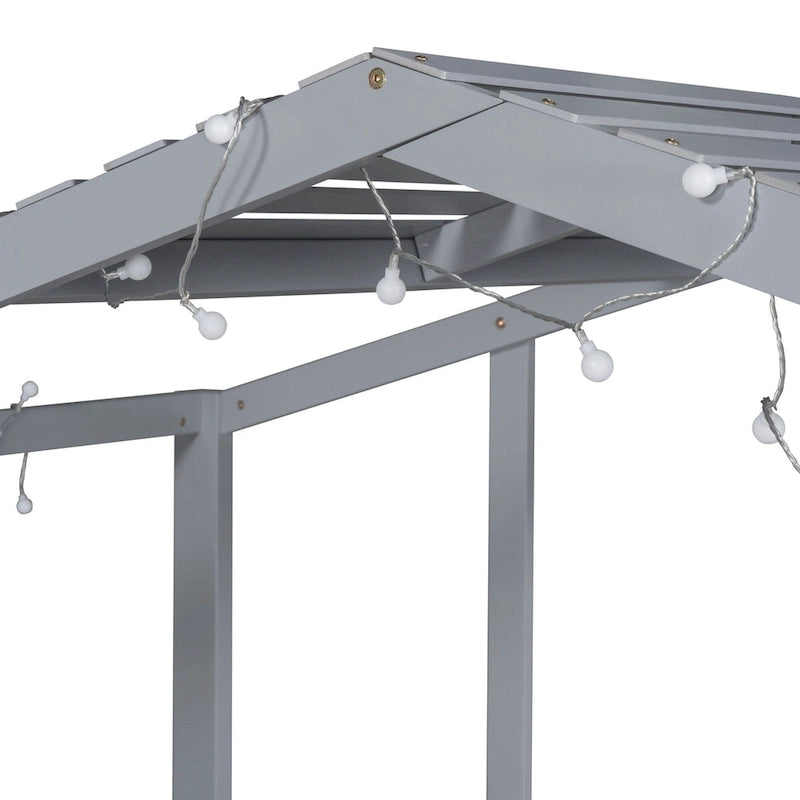 Lit mezzanine cabane en bois gris pour jumeaux avec cadre de toit, toboggan côté gauche, panneau tableau noir avant et échelle inclinée côté droit