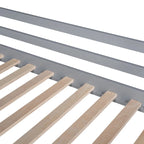 Lit mezzanine cabane en bois gris pour jumeaux avec cadre de toit, toboggan côté gauche, panneau tableau noir avant et échelle inclinée côté droit