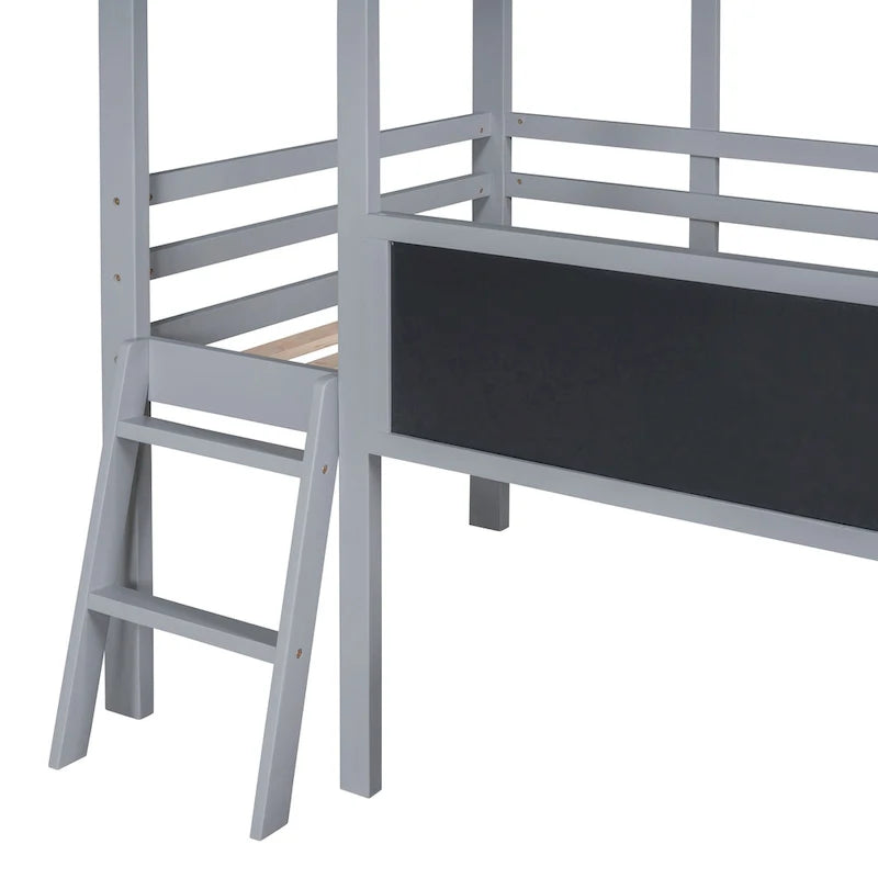 Lit mezzanine cabane en bois gris pour jumeaux avec cadre de toit, toboggan côté gauche, panneau tableau noir avant et échelle inclinée côté droit