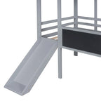 Lit mezzanine cabane en bois gris pour jumeaux avec cadre de toit, toboggan côté gauche, panneau tableau noir avant et échelle inclinée côté droit