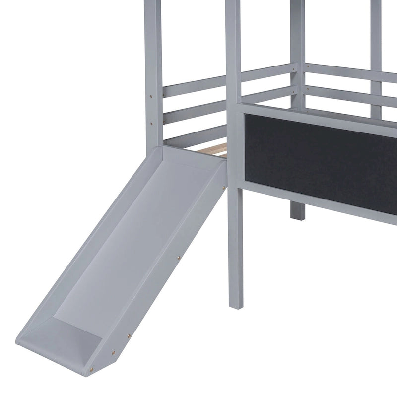Lit mezzanine cabane en bois gris pour jumeaux avec cadre de toit, toboggan côté gauche, panneau tableau noir avant et échelle inclinée côté droit
