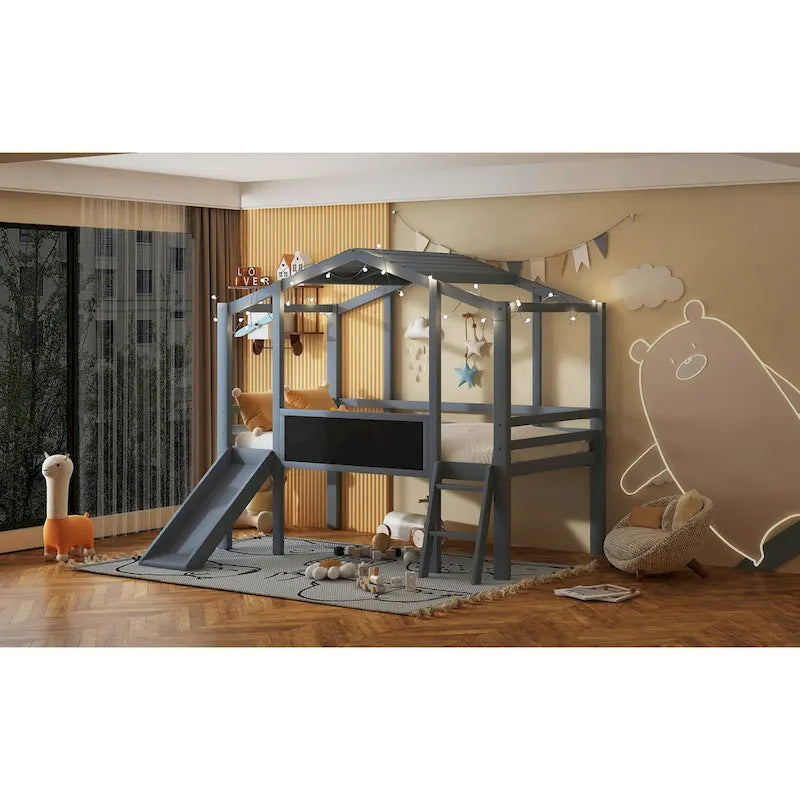 Lit mezzanine cabane en bois gris pour jumeaux avec cadre de toit, toboggan côté gauche, panneau tableau noir avant et échelle inclinée côté droit