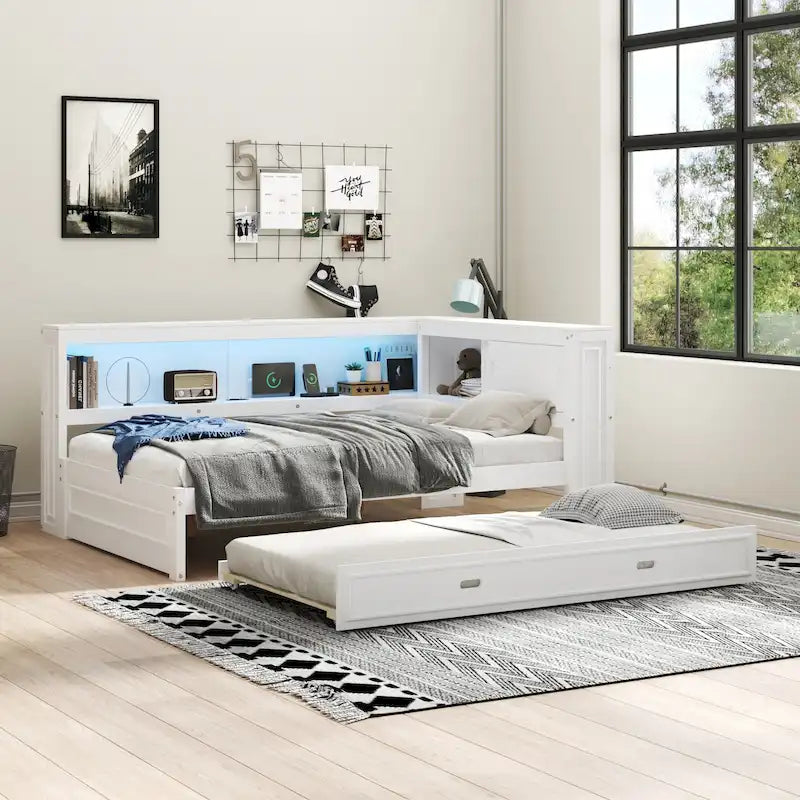 Lit de jour plateforme bas en L en pin massif blanc pleine grandeur avec bande LED, USB et prise de courant, étagères latérales à portes coulissantes et lit gigogne double coulissant