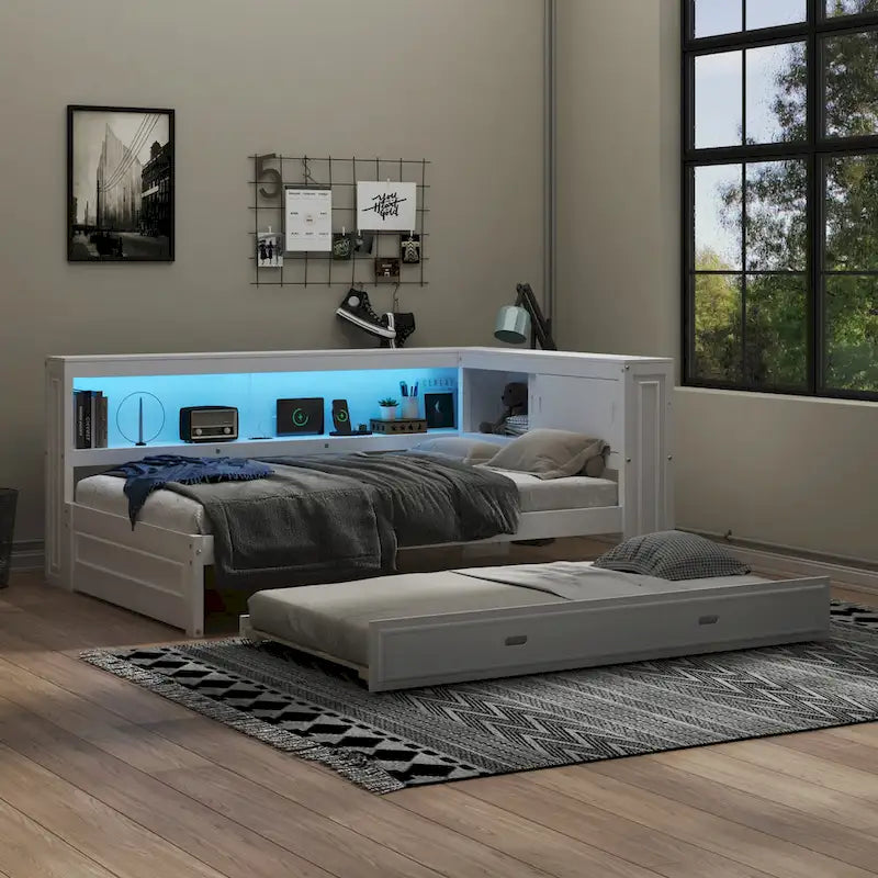 Lit de jour plateforme bas en L en pin massif blanc pleine grandeur avec bande LED, USB et prise de courant, étagères latérales à portes coulissantes et lit gigogne double coulissant