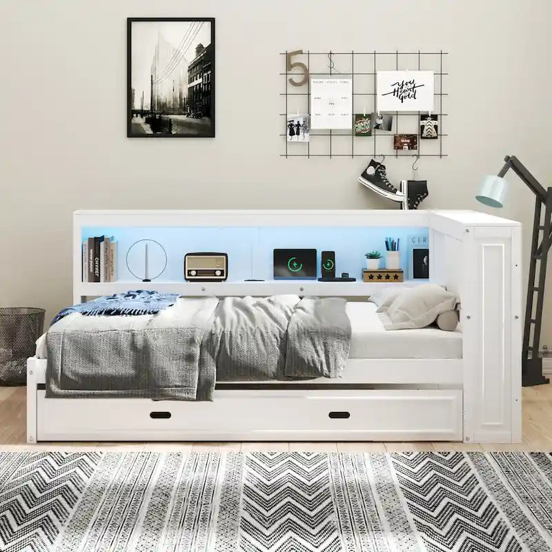 Lit de jour plateforme bas en L en pin massif blanc pleine grandeur avec bande LED, USB et prise de courant, étagères latérales à portes coulissantes et lit gigogne double coulissant