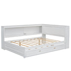 Lit de jour plateforme bas en L en pin massif blanc pleine grandeur avec bande LED, USB et prise de courant, étagères latérales à portes coulissantes et lit gigogne double coulissant